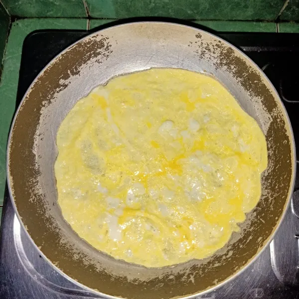 Panaskan teflon yang sudah diolesi sedikit minyak, goreng telur hingga matang. Tiriskan dan sisihkan.