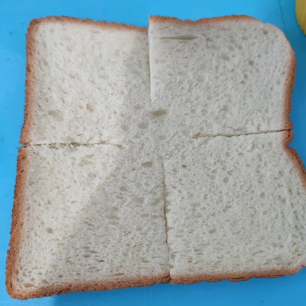 Potong roti tawar jadi 4 bagian tapi jangan sampai putus.