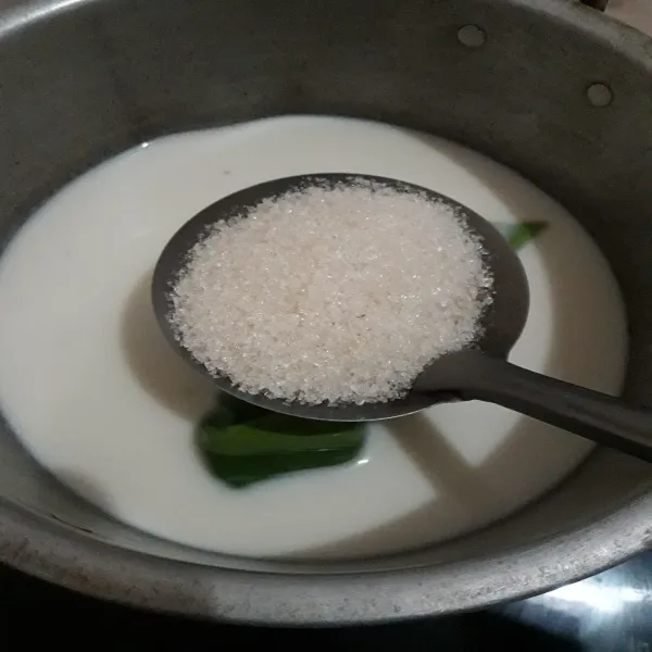 Saring air kacang kedelai.
Rebus bersama dengan daun pandan, tambahkan gula dan garam sesuai selera.