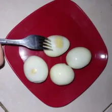 Tusuk-tusuk dengan garpu. Ini tips utama agar tidak meledak.