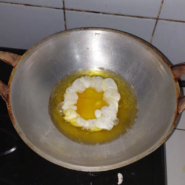 Ceplok dua buah telur.