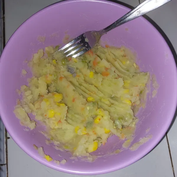Rebus kentang dan mix vegetables. Lalu haluskan.