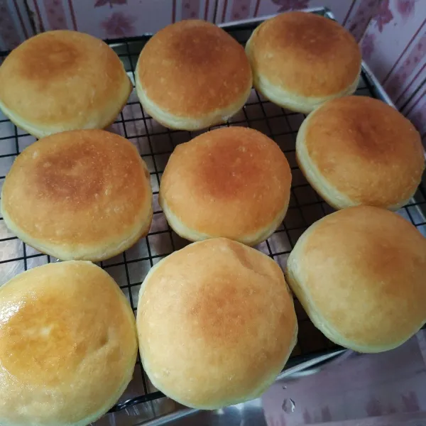 Setelah matang, angkat dan tiriskan. Biarkan sampai dingin kemudian gulingkan ke dalam gula halus dan beri topping di bagian tengah sesuai dengan selera.