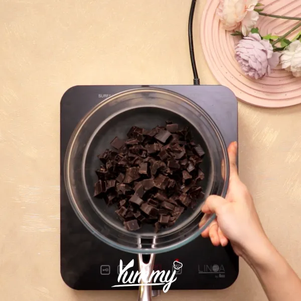 Masukkan dark chocolate, milk chocolate, mentega, dan madu ke dalam wadah.