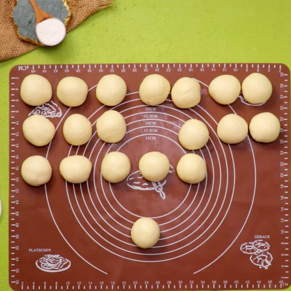 Ambil 40gr adonan bakpao #YummyResepDasar, pipihkan dengan rolling pin dan isi dengan charsiew. Kemudian lipat dan bentuk bakpao sesuai selera, kemudian taruh di atas kertas roti. Istirahatkan bakpao selama 40 menit hingga mengembang 1.5x.