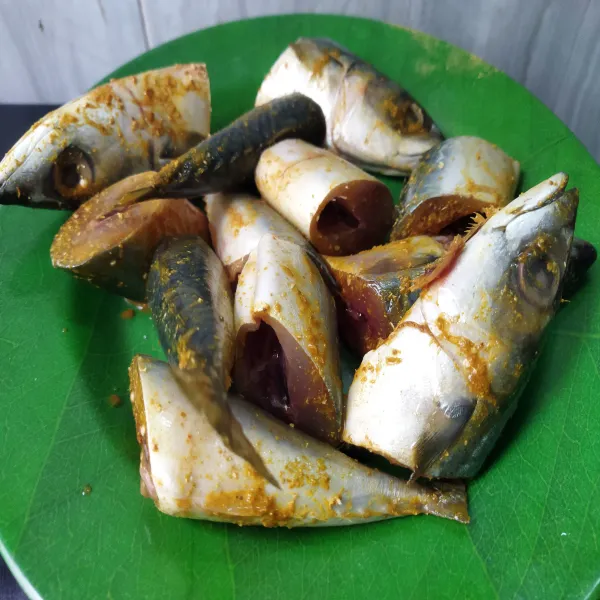 Lumuri ikan yang sudah dibersihkan dengan bumbu ikan goreng instan.