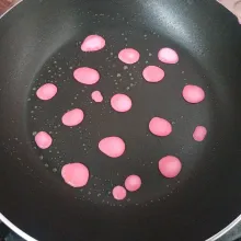 Panaskan teflon olesi dengan sedikit margarin, tuang adonan warna pink buat motif polkadot. Panggang sebentar.