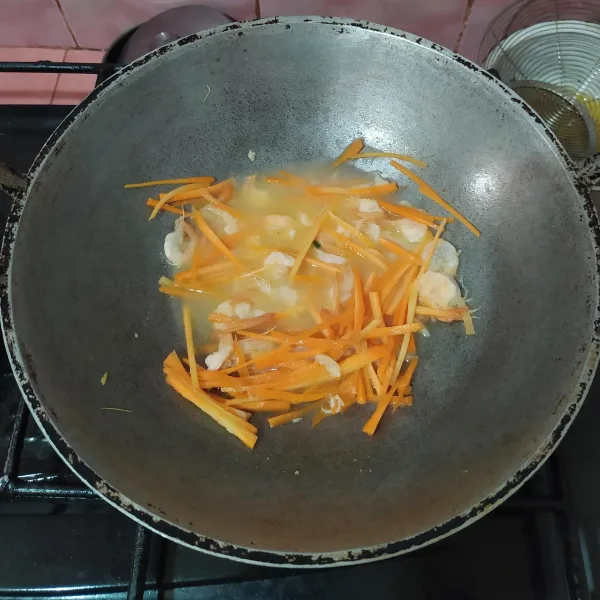 Masukkan wortel, tuang air, masak hingga wortel empuk.