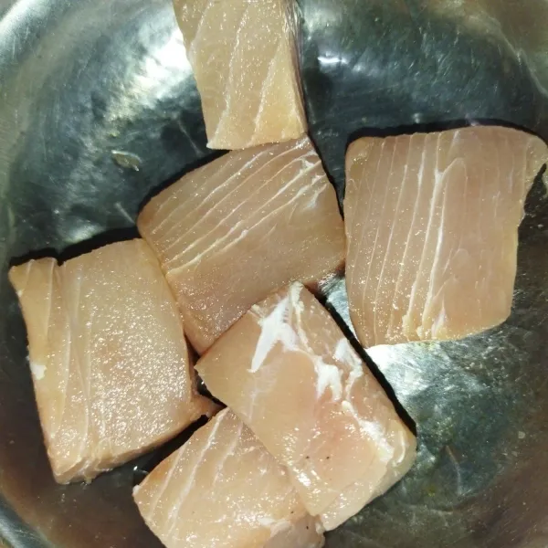 Siapkan ikan tuna fillet yang sudah bersih.