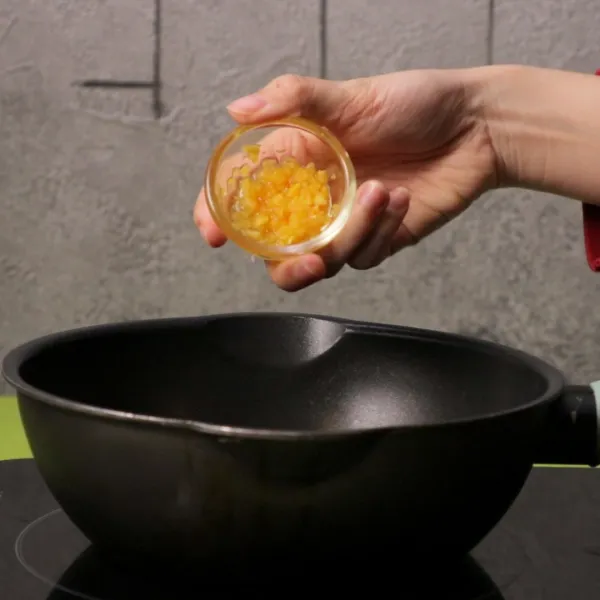 Panaskan minyak dalam frying pan, tumis bawang putih dan bawang bombay hingga harum dan layu. Kemudian tambahkan ayam yang telah dimarinasi dan air. Masak hingga air menyusut dan tambahkan larutan maizena, masak kembali hingga mengental, sisihkan.