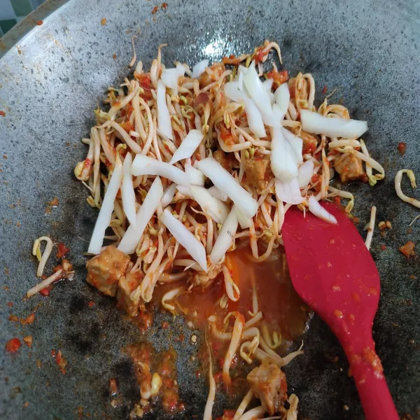 Tambahakan bawang bombay, aduk rata.
Masak sebentar hingga bawang bombay sedikit layu, lalu matikan api.
Angkat dan sajikan di atas piring saji.