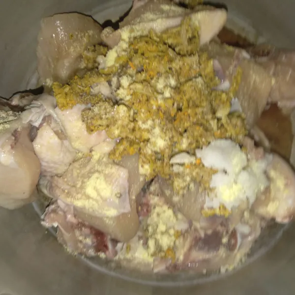 Masukkan bumbu halus, daun jeruk dan garam pada panci yang berisikan ayam. Campur merata.