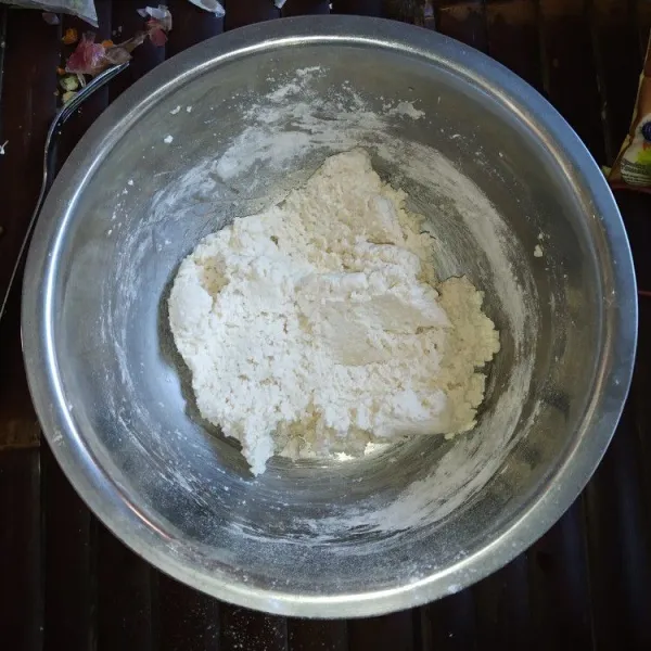 Sedikit demi sedikit tambahkan tepung tapioka dan tepung terigu, jika dirasa adonan sudah bisa dipulung dan tidak hancur, tepung tidak perlu dipakai seluruhnya.