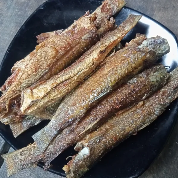 Bumbui ikan dengan garam, kaldu jamur dan jeruk nipis, lalu goreng hingga matang.