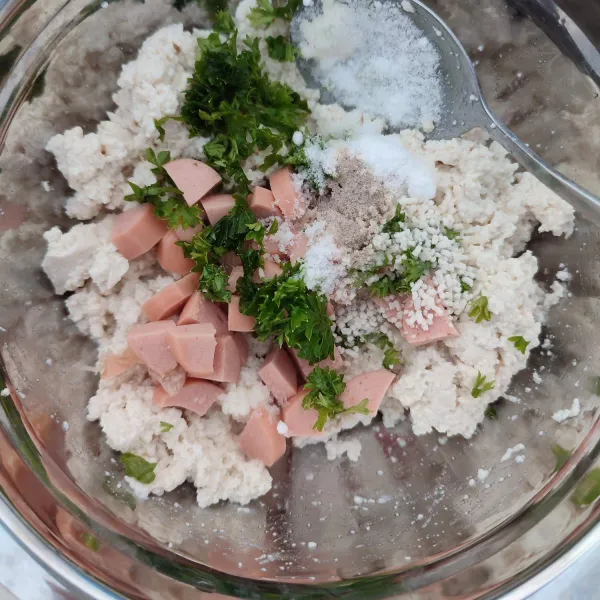 Masukkan sosis, daun parsley, merica bubuk, garam dan kaldu jamur, aduk rata.