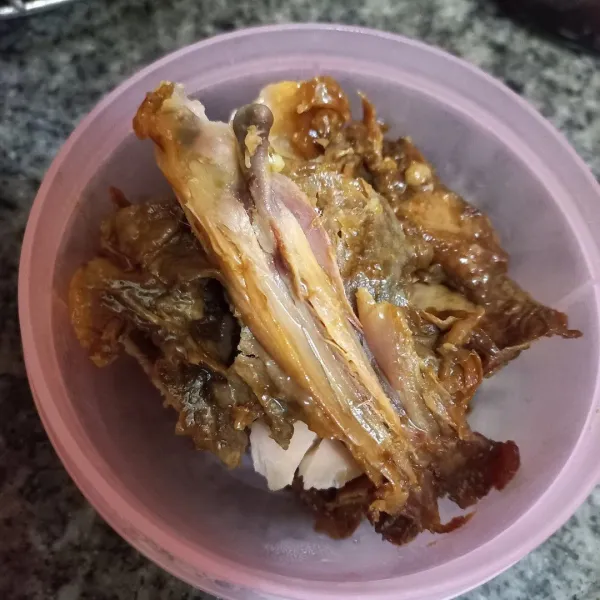 Siapkan ayam kecap, suwir-suwir.