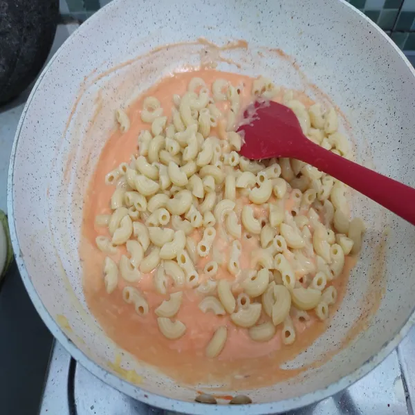 Tambahkan macaroni, aduk hingga rata.