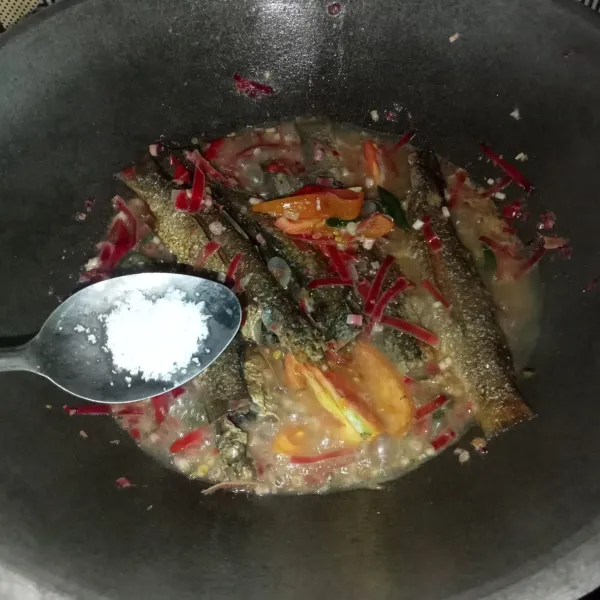 Bumbui dengan garam, lada bubuk, gula pasir dan kaldu jamur.