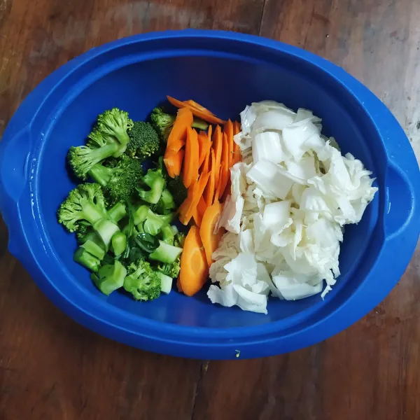 Siapkan sayuran yang telah dipetik dan dicuci dengan air garam.