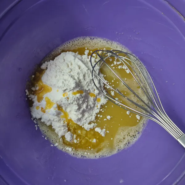 Masukkan tepung terigu, baking powder, dan margarin, aduk rata.