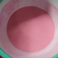 Ambil adonan secukupnya beri pewarna makanan sesuai dengan selera, sisanya biarkan putih.