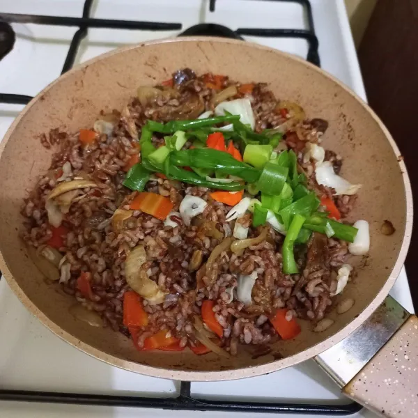 Tambahkan irisan bawang daun dan cabe rawit masak hingga matang.