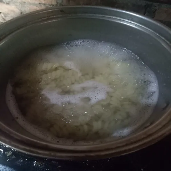 Didihkan air, rebus macaroni sampai matang.