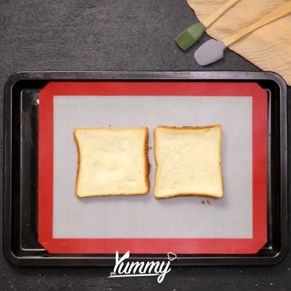 Siapkan loyang, tata roti tawar di atasnya.