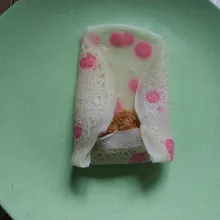 Setelah matang angkat dan tambahkan unti kelapa secukupnya lipat bentuk amplop kemudian gulung.
