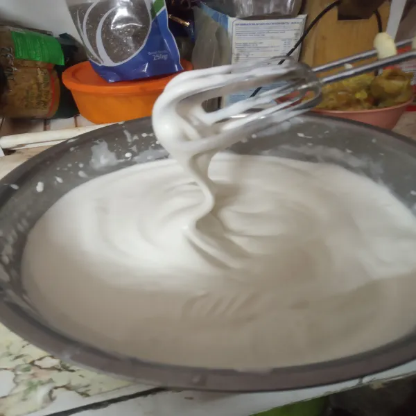 Mixer dengan kecepatan tinggi hingga 20 menit atau sampai mengembang dan kental.