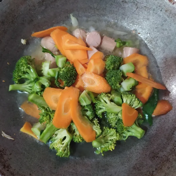 Masukkan air, setelah mendidih masukkan brokoli dan wortel.