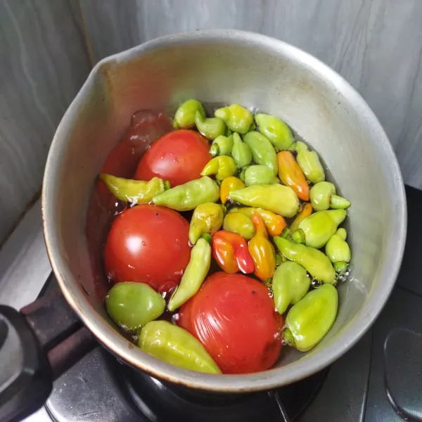Rebus cabe dan tomat sampai matang.