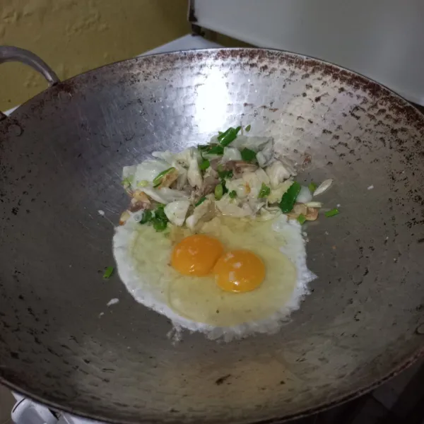 Masukkan telur ayam, beri garam dan orak-arik hingga matang, kemudian sisihkan di pinggir wajan.
