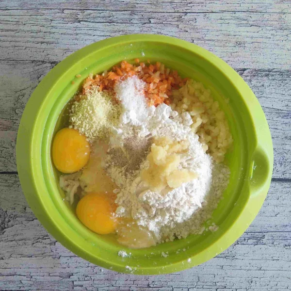 Tambahkan tepung sagu, tepung terigu, telur, bawang putih, garam, kaldu bubuk dan merica bubuk lalu aduk sampai rata.