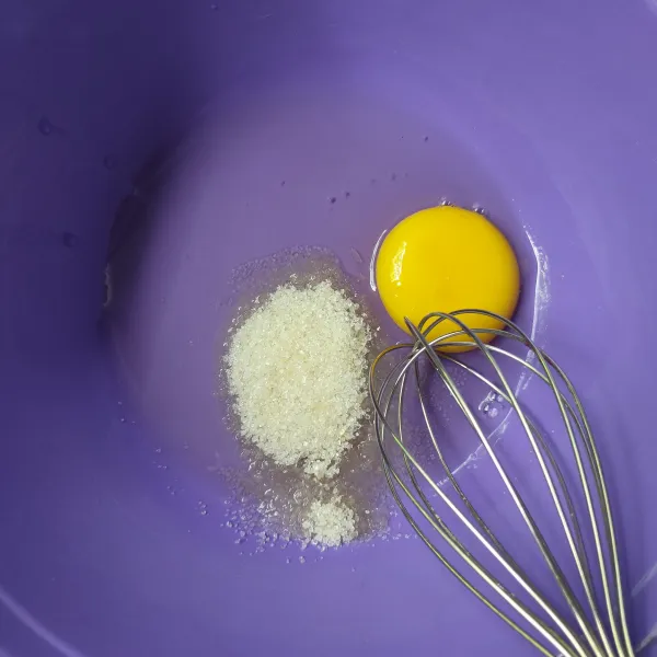 Kocok telur dan gula pasir menggunakan whisker.