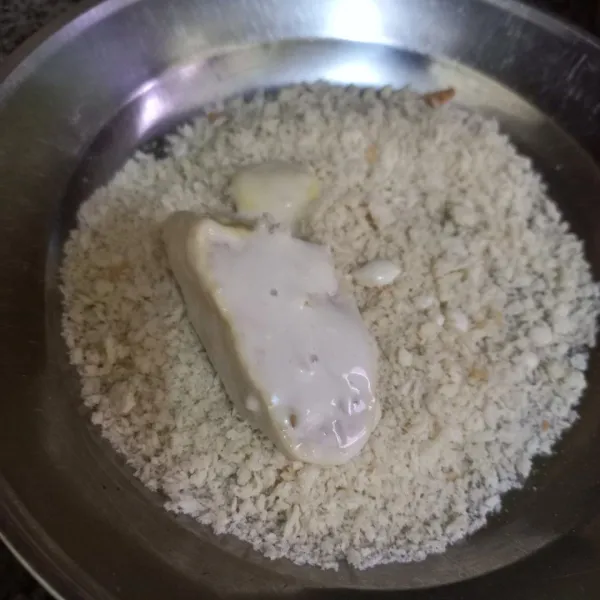 Kemudian gulingkan pada tepung panir, lumuri hingga rata.