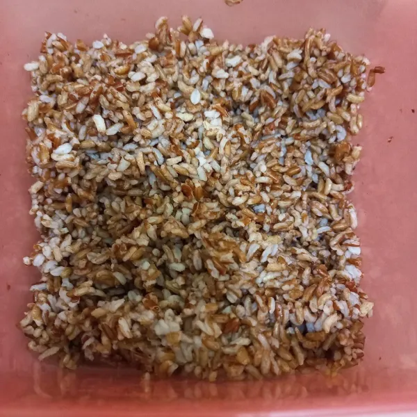 Siapkan nasi merah, pastikan nasi tidak bergerindil.