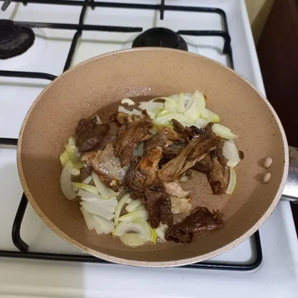 Tumis irisan bawang putih dan bawang bombay hingga harum, masukan ayam, aduk rata.
