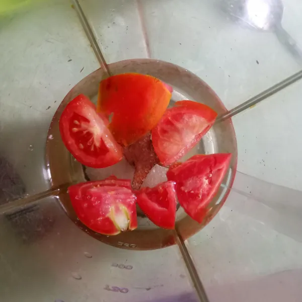 Potong tomat, masukkan blender, beri gula dan tuang air dingin.