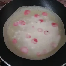Selanjutnya tuang adonan putih masak hingga matang.