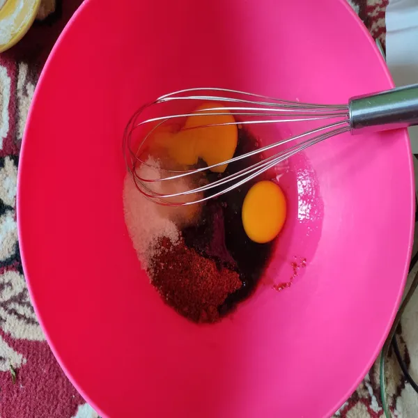 Kocok dengan whisk telur, palm sugar, gula pasir hingga tercampur rata, tidak perlu hingga mengembang.