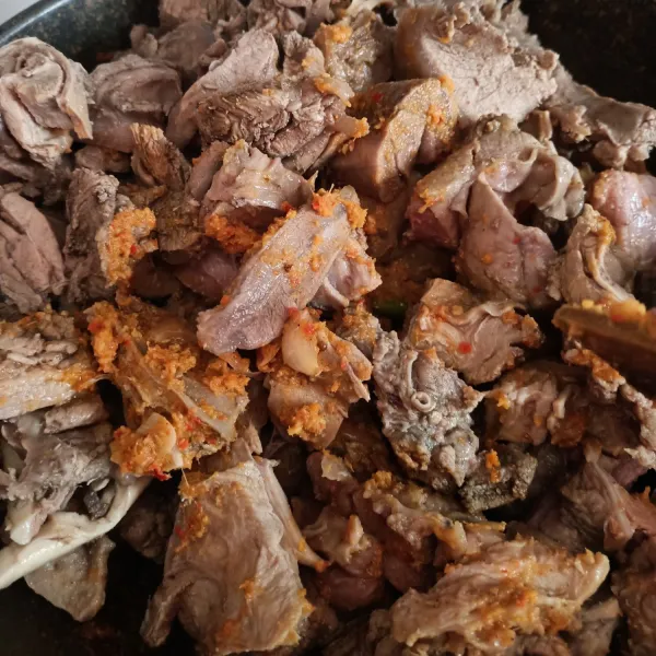 Masukkan daging rusa yang sudah direbus sebentar, aduk rata hingga semua tercampur rata.