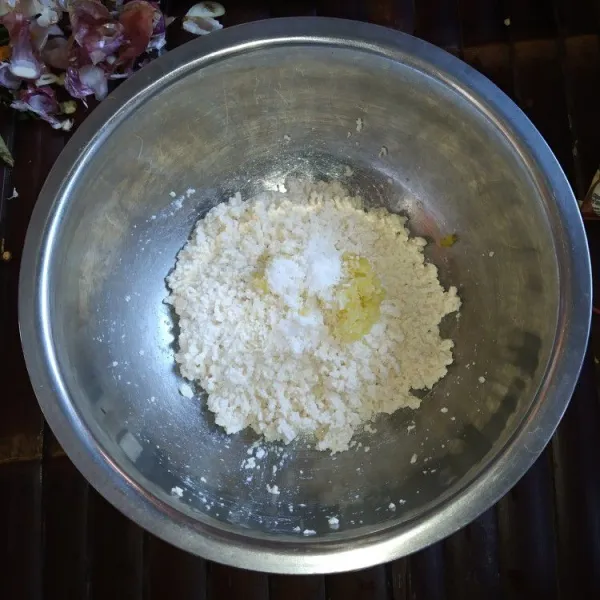 Haluskan tahu, bumbui dengan bawang putih, kaldu bubuk, garam dan penyedap, aduk rata.