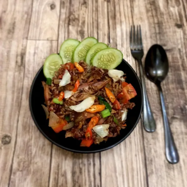 Salin pada wadah saji, beri pelengkap irisan timun.