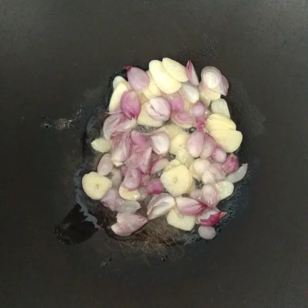 Panaskan minyak goreng, tumis bawang merah dan bawang putih hingga harum.