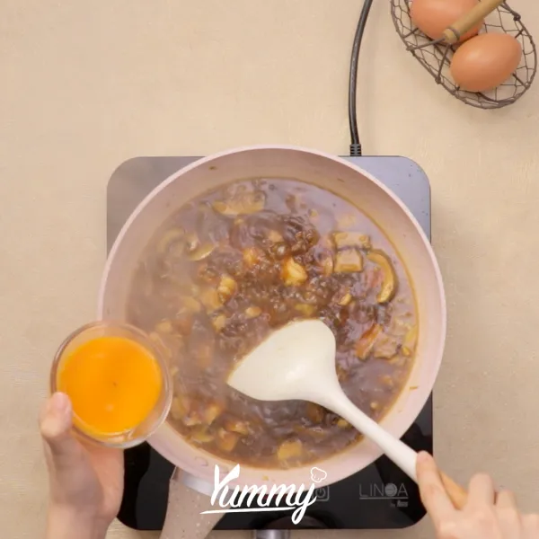 Masukkan telur dan aduk hingga membentuk serabut, kemudian tuangkan larutan maizena dan masak hingga mengental.