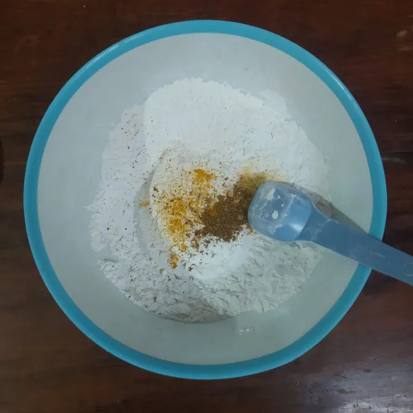 Campur bumbu halus dengan tepung beras dan tepung tapioka. 
Masukkan telur dan air, aduk rata.
