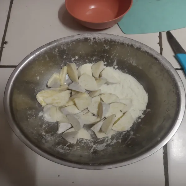 Baluri kentang dengan tepung terigu hingga merata.