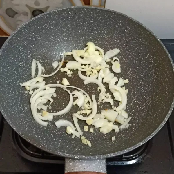 Panaskan minyak, tumis bawang putih dan bombay hingga harum.