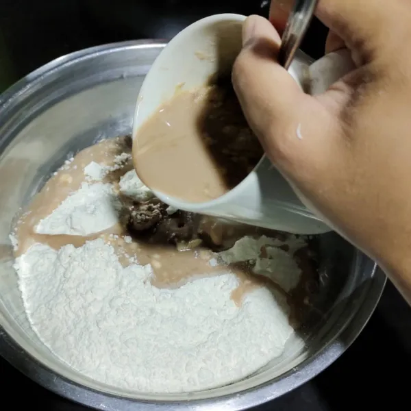 Campuran susu cair, telur, ragi dalam gelas, aduk rata.
kemudian tuang ke adonan kering.